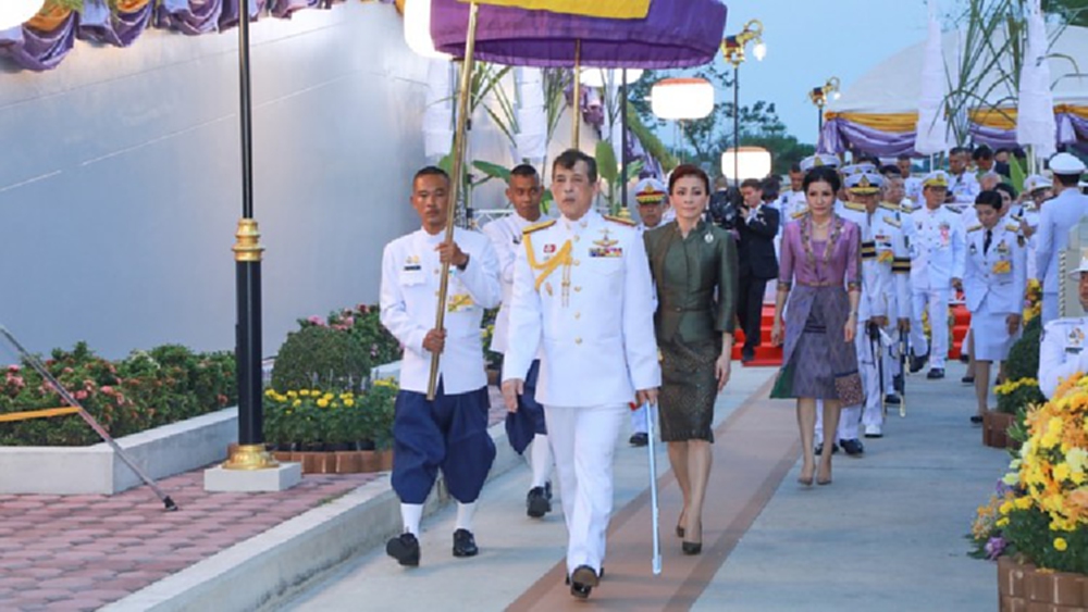 ชมภาพ ‘ร.10’ ราชินี เจ้าคุณพระสินีนาฏ ทรงเปิดอาคารที่ทำการศาลเยาวชนและครอบครัว สุพรรณบุรี 