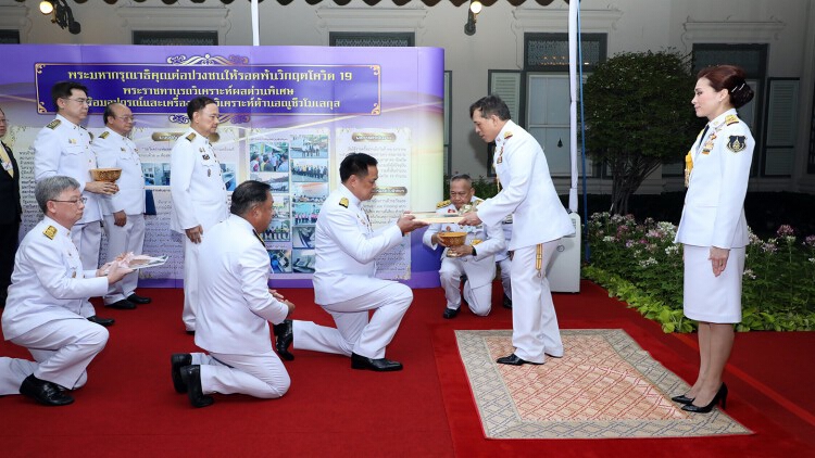 ‘ร.10’ พระราชทานรถวิเคราะห์ผลด่วนพิเศษต้นแบบ แก่สธ.ตรวจโควิด-19