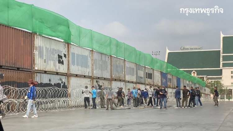 'คอนเทนเนอร์' พรึบสนามหลวง ตั้งขวางม็อบ 'รีเด็ม' ชุมนุมเย็นนี้