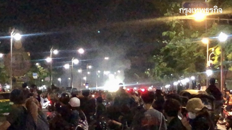 ราชดำเนินเดือด! ม็อบไม่ถอย ตร.เดินหน้ากระชับพื้นที่