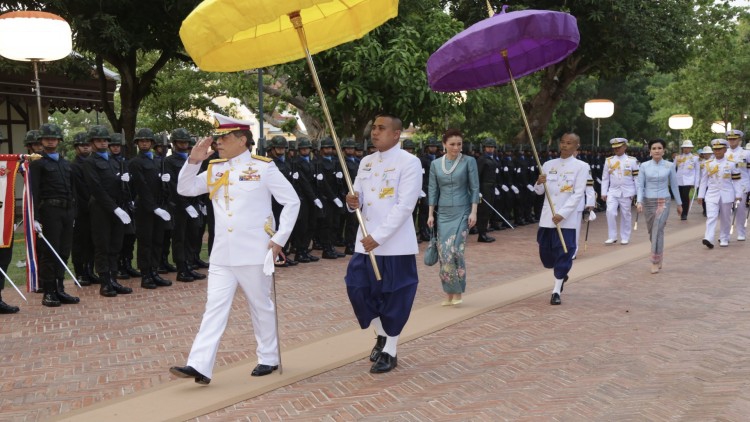 ‘ร.10 - ราชินี’ ทรงเปิดวิทยาลัยเสริมทักษะพระภิกษุ สามเณร