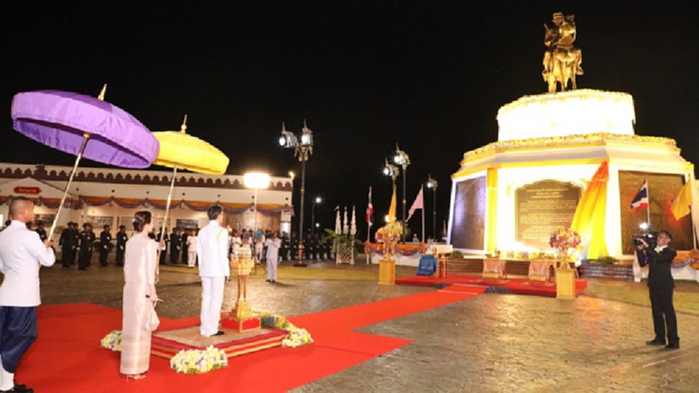 ชมภาพ ‘ในหลวง ราชินี เจ้าคุณพระสินีนาฏ’ ทรงเปิดพระบรมราชานุสาวรีย์ สมเด็จพระนเรศวรมหาราช