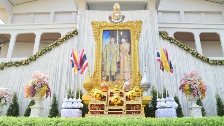 ปชช. รอชื่นชมพระบารมี ‘ร.10’ ราชินี เสด็จฯ ไปทรงเปิดศาลจังหวัดพิจิตร