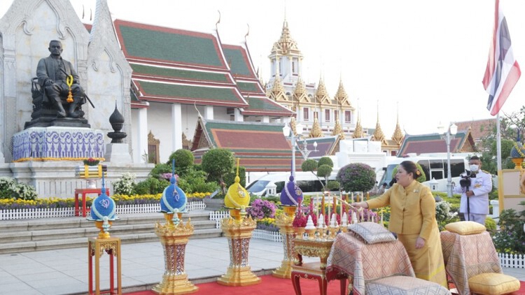 'ในหลวง' โปรดเกล้าฯ ‘พระองค์เจ้าสิริภาจุฑาภรณ์’ ทรงวางพานพุ่มดอกไม้ถวายราชสักการะพระบรมราชานุสาวรีย์ ร.3