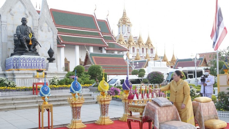 'ในหลวง' โปรดเกล้าฯ ‘พระองค์เจ้าสิริภาจุฑาภรณ์’ ทรงวางพานพุ่มดอกไม้ถวายราชสักการะพระบรมราชานุสาวรีย์ ร.3 