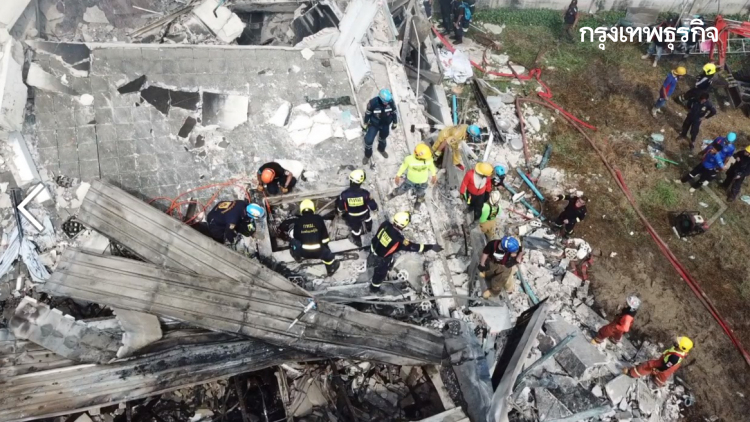 จนท.เร่งเจาะหาทางส่งอาหาร-น้ำ ให้ผู้ติดค้างด้านในอาคารถล่ม 