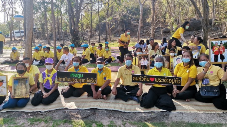 ปชช. รอชื่นชมพระบารมี ในหลวง พระราชินี เสด็จฯ ทรงเปิดพระบรมราชานุสาวรีย์ รัชกาลที่ 7