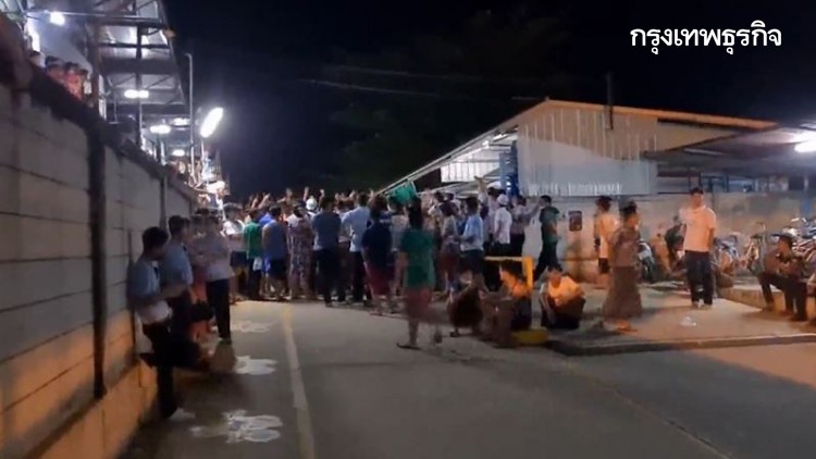 หวิดจลาจล! แรงงานเมียนมานับพันรวมตัว เพื่อนไม่ได้กลับบ้าน
