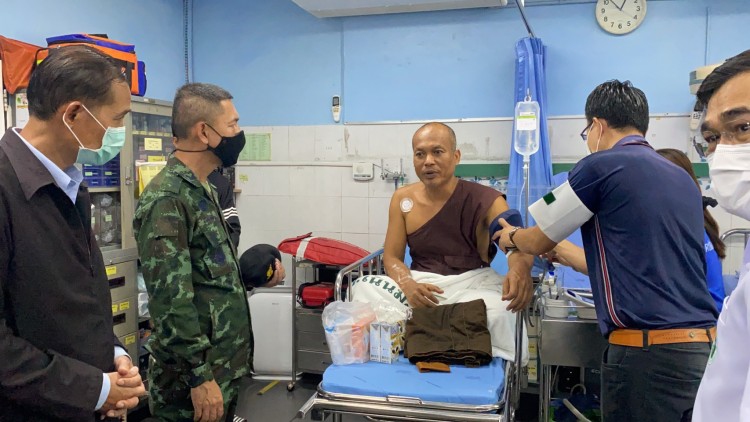 ออกมาแล้ว! 'พระติดถ้ำ' อาการปลอดภัย นำตัวส่งรพ.ทันที