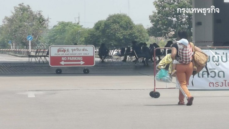 สุดสะเทือนใจ! แม่กระเตงลูกน้อยเข้า รพ.สนามเชียงใหม่ หลังติดโควิด