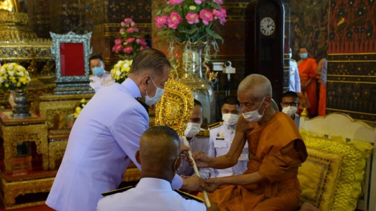 โปรดเกล้าฯ ให้องคมนตรีเชิญสัญญาบัตร พัดยศ และผ้าไตร ถวายแด่พระเทพวชิรโมลี