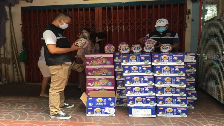 ปูพรมกวาดล้างขนมเยลลี่ลูกตา ย่านตลาดสำเพ็ง มูลค่ากว่า 300,000 บาท