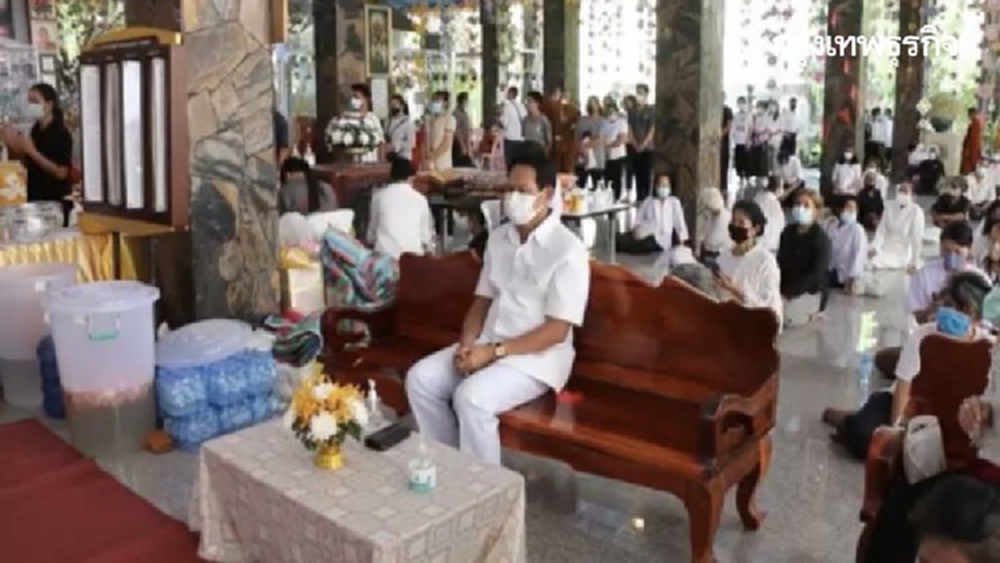 ศิษยานุศิษย์หลั่งไหลเข้าสรงน้ำศพ 'หลวงพ่อกล้วย' ก่อนบรรจุโลงแก้วตั้งสวดพระอภิธรรม 100 วัน