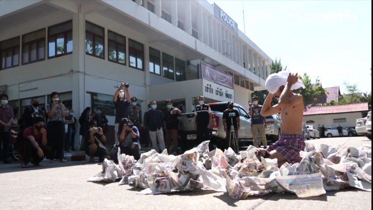 นศ.เชียงใหม่ กรีดหน้าอก '112' ก่อนตำรวจห้ามกันวุ่น 