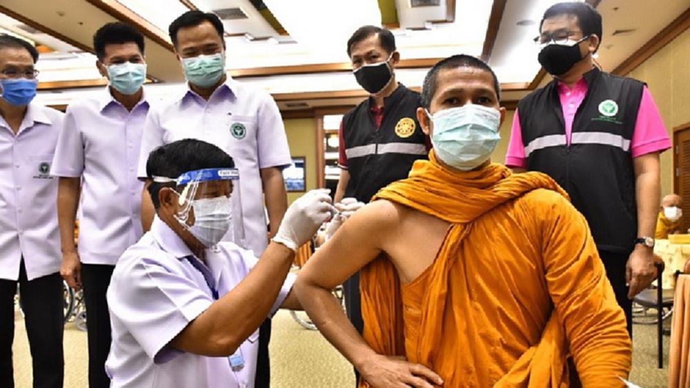 สธ. นำร่องถวายฉีดวัคซีนโควิด 19 พระสงฆ์กลุ่มเสี่ยง 13,000 รูป