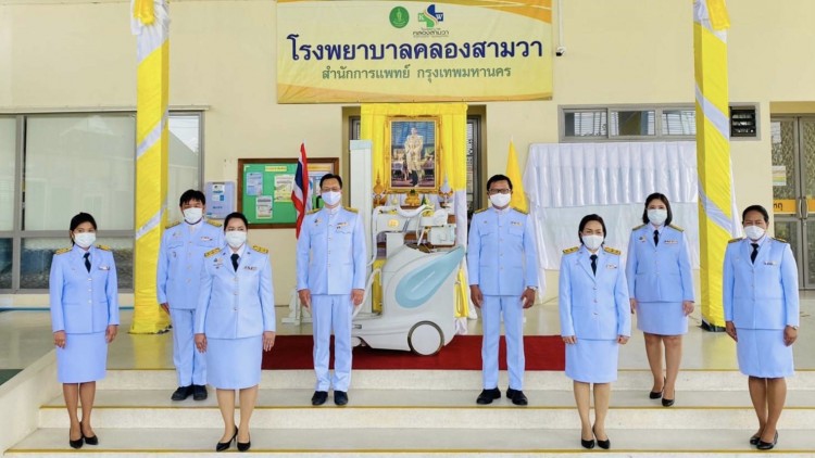 ‘ในหลวง ราชินี’ พระราชทานเครื่องเอกซเรย์เคลื่อนที่ แก่ผู้ป่วยโควิด-19 รพ. คลองสามวา 
