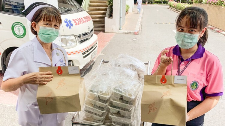 'มูลนิธิเพชรรัตน-สุวัทนา' มอบอาหารกลางวันเพื่อเป็นกำลังใจเจ้าหน้าที่ รพ. กลาง ช่วงโควิด-19