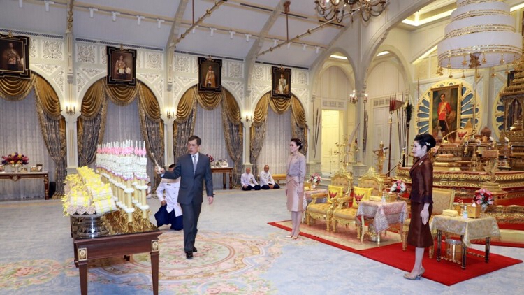 ‘ในหลวง’ ทรงเจิมเทียนรุ่ง ในการพระราชพิธีวิสาขบูชา 2564