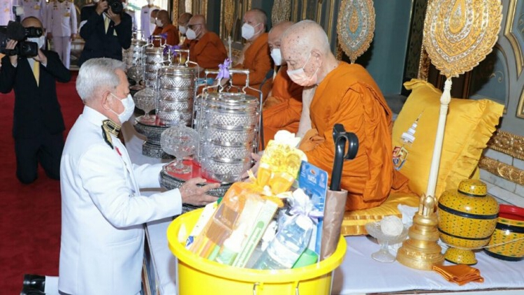 ‘ในหลวง’ โปรดเกล้าฯ ให้ ผู้แทนพระองค์ บำเพ็ญพระราชกุศลถวายภัตตาหารเพล ถวายสังฆทานแด่พระสงฆ์ เนื่องในโอกาสวันเฉลิมพระชนมพรรษา 'พระราชินี' 