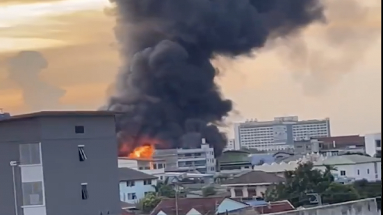 ไฟไหม้โรงงานซอยท่าข้าม 14 