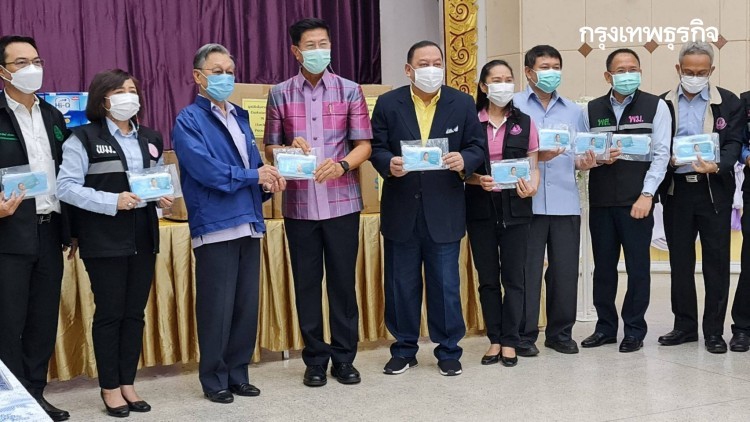 'ชวน หลีกภัย' มอบหน้ากากอนามัยให้กับกลุ่มเปราะบาง จ.พิษณุโลก