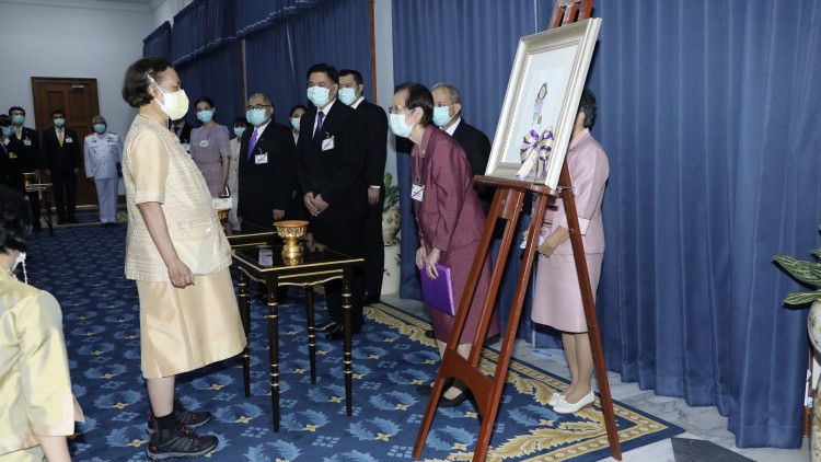 ทูลเกล้าฯ ถวายรายได้จำหน่ายผ้าปักภาพฝีพระหัตถ์สมทบทุน ‘มูลนิธิสมเด็จพระเทพรัตนราชสุดา’