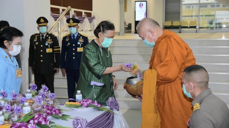 ‘กรมสมเด็จพระเทพฯ’ ทรงบาตรพระสงฆ์ ในโอกาสวันสถาปนาสถาบันการพยาบาลศรีสวรินทิรา สภากาชาดไทย