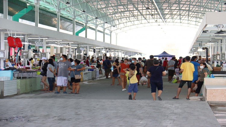 “ตลาดประมงอ่างศิลา”คึกคัก อสป.ปลื้ม! ขาช้อป-นักท่องเที่ยวแน่น 