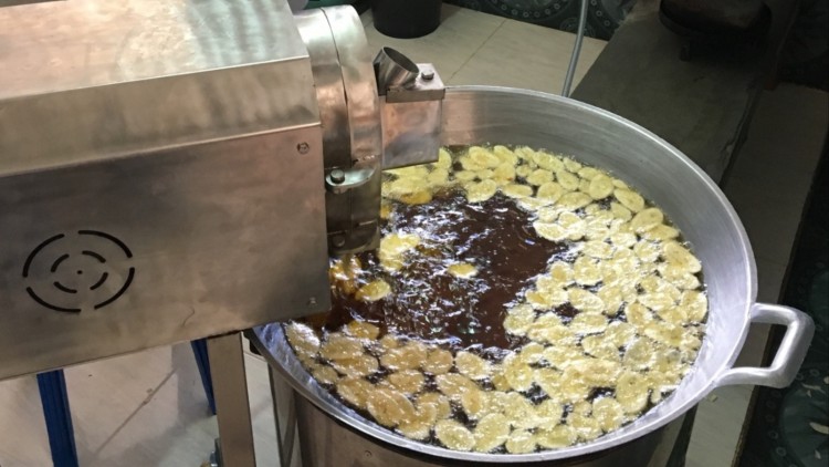 วว. โชว์นวัตกรรมทำเงิน 'เครื่องหั่นผลไม้อเนกประสงค์พร้อมทอด' ประหยัดพลังงาน