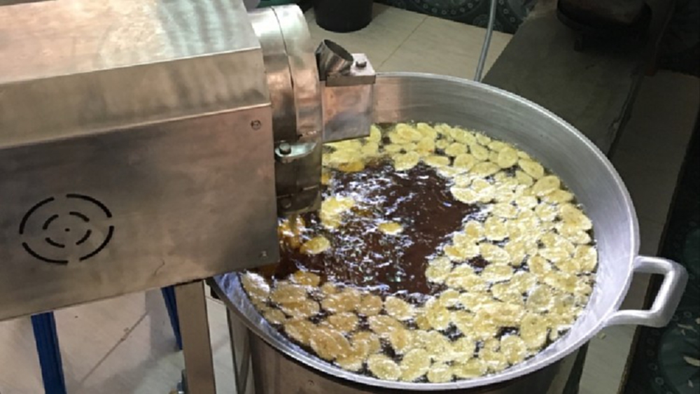 วว. โชว์นวัตกรรมทำเงิน 'เครื่องหั่นผลไม้อเนกประสงค์พร้อมทอด' ประหยัดพลังงาน