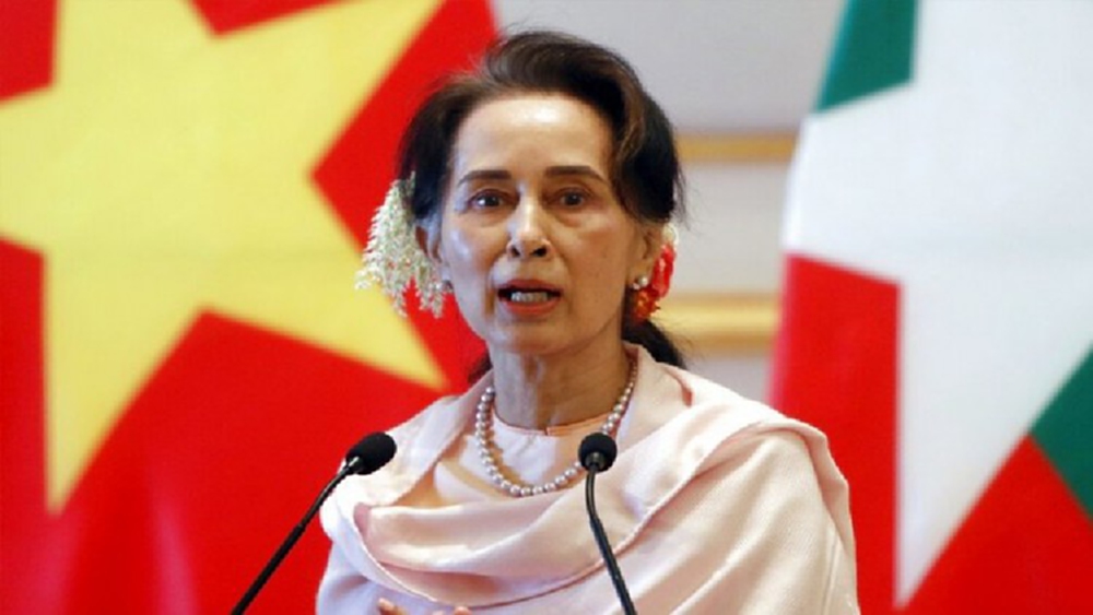 ผู้ประท้วงเมียนมา ติดดอกไม้ที่ผม แสดงสัญลักษณ์วันเกิด ‘ซูจี’