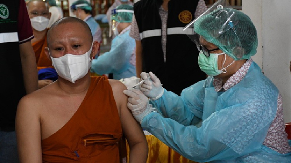 สธ.ถวายการฉีด 'วัคซีนโควิด-19' แด่คณะสงฆ์-กลุ่มเสี่ยง 'วัดเนินพระ' จ.ระยอง