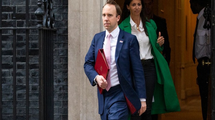 รมว.สาธารณสุขอังกฤษลาออกหลังถูกแฉทำผิดกฎคุมโรค