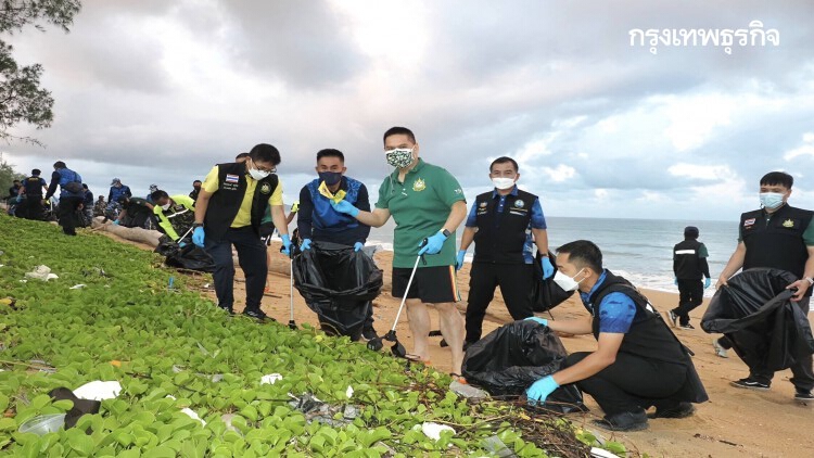 ลุย! เก็บขยะชายหาดไม้ขาว เตรียมรับการท่องเที่ยว Phuket Sandbox วันนี้