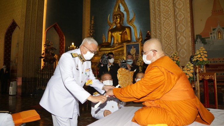 'โปรดเกล้าฯ' องคมนตรีเชิญสัญญาบัตร พัดยศ ผ้าไตร ถวายแด่ 'พระธรรมวชิรโมลีฯ' วัดเบญจมฯ