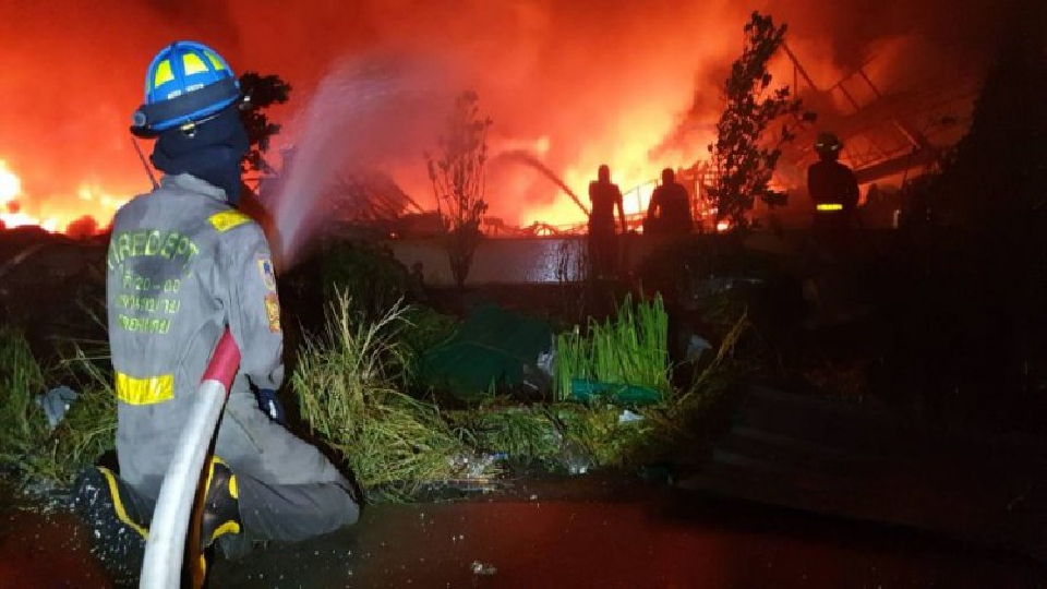 กรมโรงงานห่วงถึง สไตรีนโมโนเมอร์ 2 หมื่นลิตรระเบิด เร่งฉีดโฟม ใช้เฮลิคอปเตอร์เข้าดับไฟ