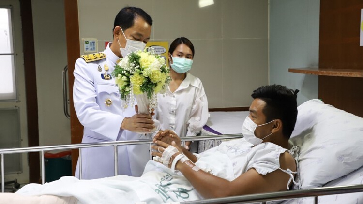 ‘ในหลวง ราชินี’ พระราชทานดอกไม้ ตะกร้าสิ่งของแก่จนท.บาดเจ็บ เหตุปะทะผู้ก่อการร้าย สงขลา