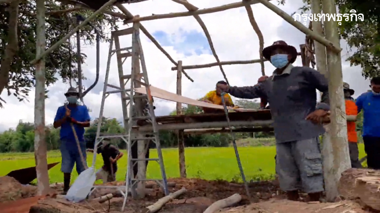 ชาวบ้านร่วมแรงสร้าง 'เถียงนา' พ่อเผยที่กักตัวลูกสาว หลังป่วยโควิดเพิ่งออกจากรพ.