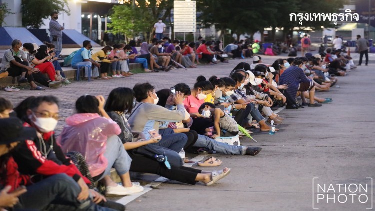 เช็คเช้านี้! ตรวจ Rapid Test ฟรี คิวแรกมารอ 2 ทุ่มเมื่อคืนนี้