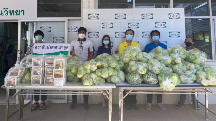 มูลนิธิโครงการหลวง มอบผลผลิตเกษตร ให้กำลังใจบุคลากรแพทย์ สู้โควิด