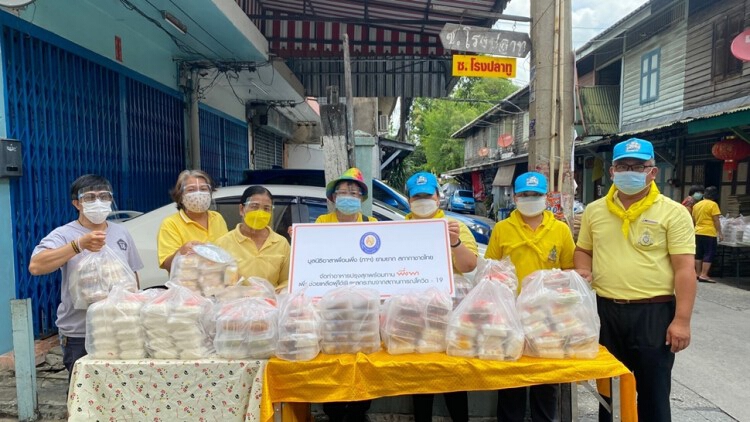 โปรดให้ 'มูลนิธิอาสาเพื่อนพึ่ง (ภาฯ)' นำอาหารปรุงสุก ให้แก่ผู้ได้รับผลกระทบ โควิด-19