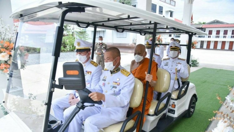‘ในหลวง’ พระราชทานรถไฟฟ้าแด่พระครูโสภิตมงคลการ วัดมงคลโสภิต ฉะเชิงเทรา