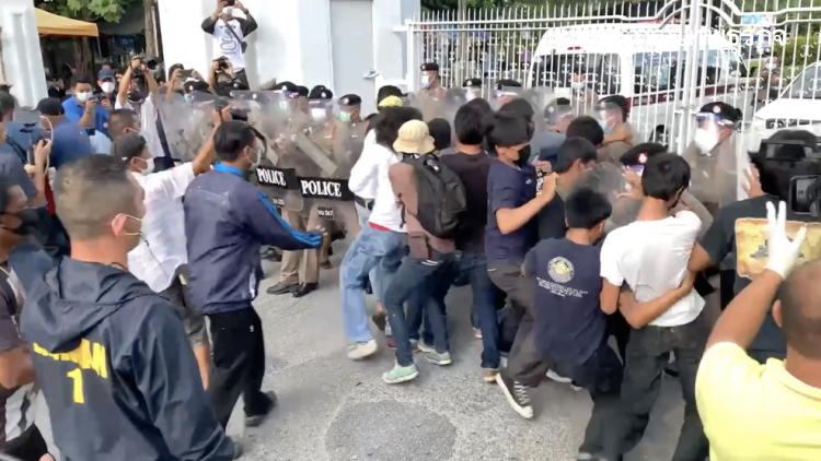 ชุลมุนหน้า ก.สาธารณสุข เรียกร้อง 'อนุทิน' ชี้แจงประชาชนเรื่องวัคซีน