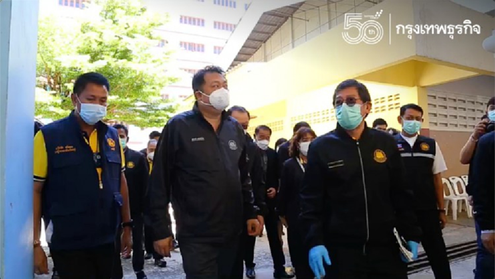 'สุชาติ' ลงพื้นที่จุดตรวจ 'โควิด-19' รร.ชลราษฎรอำรุง จ.ชลบุรี
