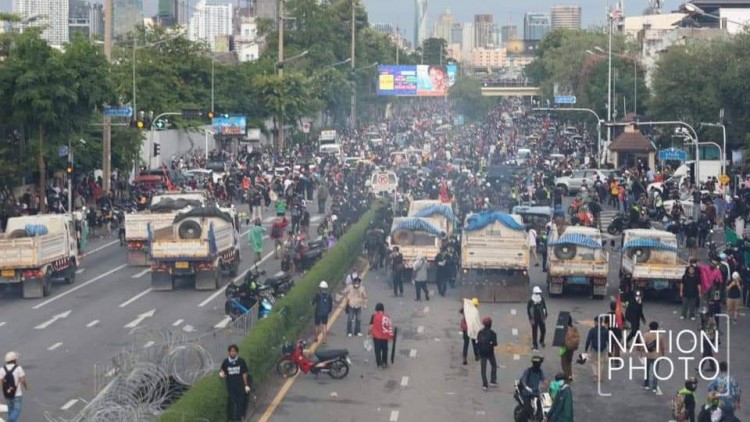 ตร. จับยกก๊วน 'ม่อน อาชีวะ' 16 รายพร้อมอาวุธร่วม 'ม็อบ 18 ก.ค.'  ถูกแจ้งข้อหาเพียบ