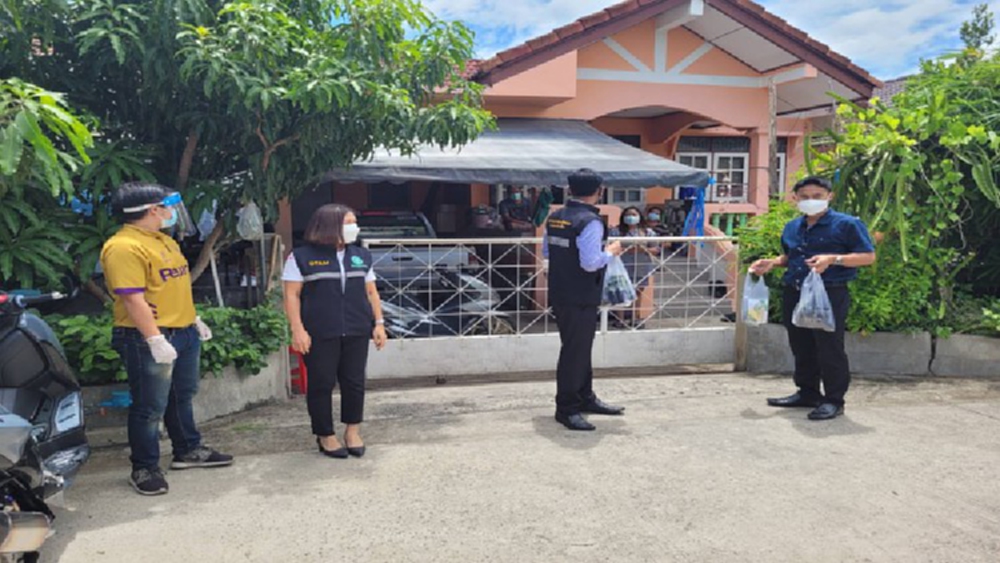 ลุยจ่ายฟ้าทะลายโจร-2น้ำสมุนไพรกลุ่มป่วยโควิดสีเขียวที่บ้าน