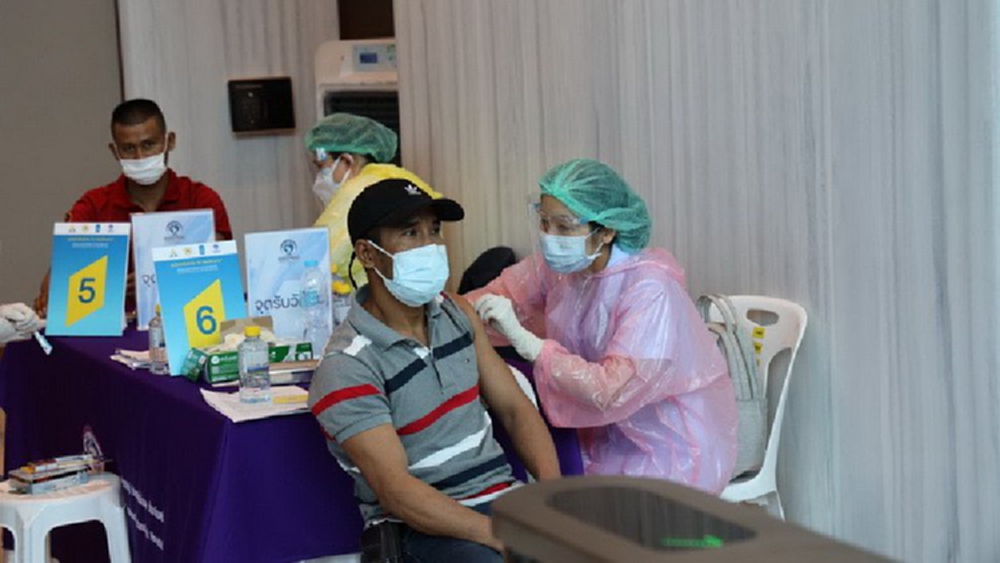 ก.แรงงาน เดินหน้า 'ฉีดวัคซีนคนงาน' ในแคมป์ไปแล้วกว่า 10,000 คน