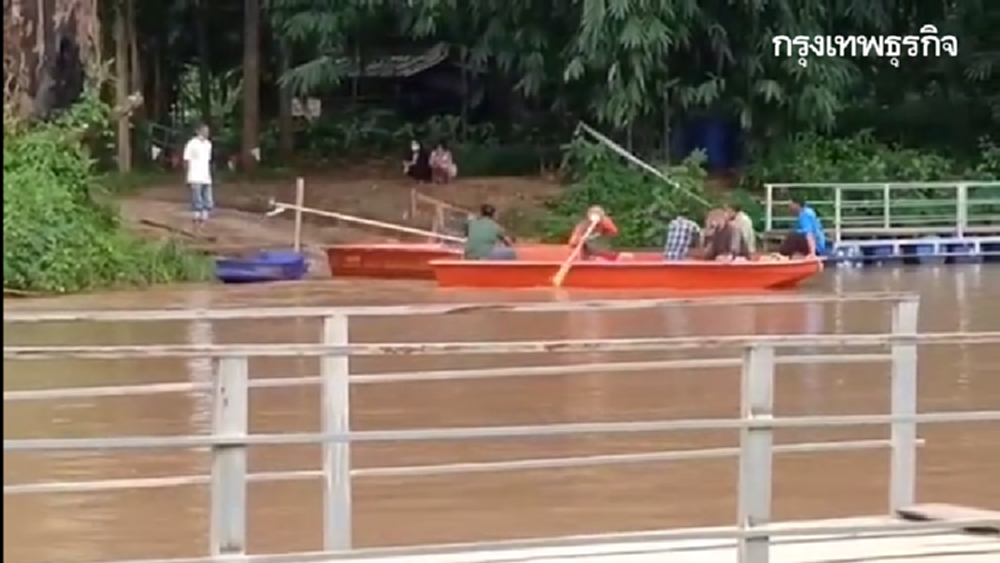 พายุฝนถล่มหนัก สะพานเชื่อมหมู่บ้านถูกตัดขาด ใช้เรือรับ-ส่ง
