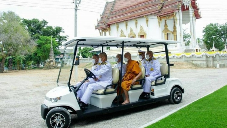 ‘ในหลวง’ พระราชทานรถไฟฟ้าถวายแด่ พระครูโสตถิพัชรคุณ  วัดศาลาเขื่อน จังหวัดเพชรบุรี
