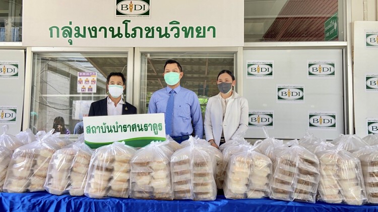 “ธนกร”ลงพื้นที่นำเงินเดือนซื้ออาหารกล่องแจกชาวบ้านสู้โควิด